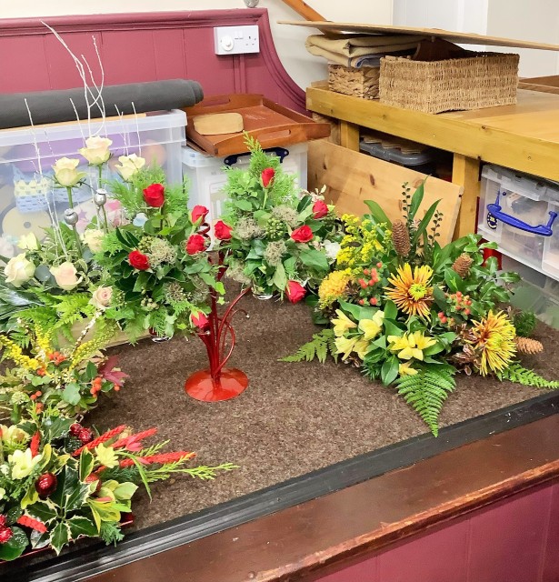 Flower arranging led by Lynne Christmas 2022 - photo 6